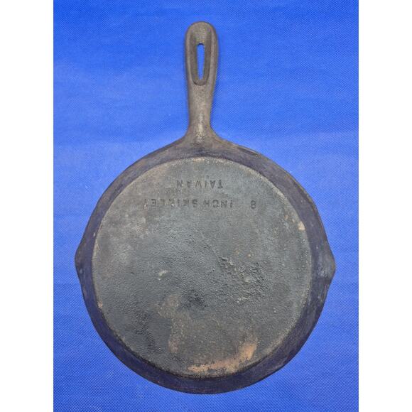 Vintage 8" Cast Iron Skillet Double Spouts Made in Taiwan - Picture 4 of 7